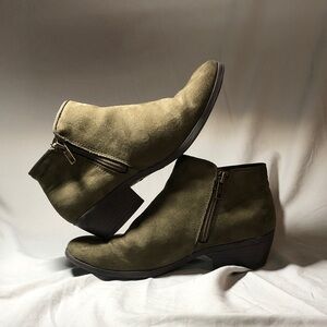 Women's Suede Dunes Ankle Boots - Olive Green